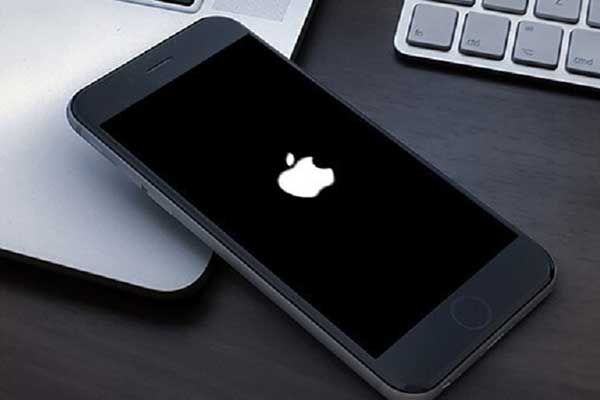 iPhone klebt auf Apple-Logo