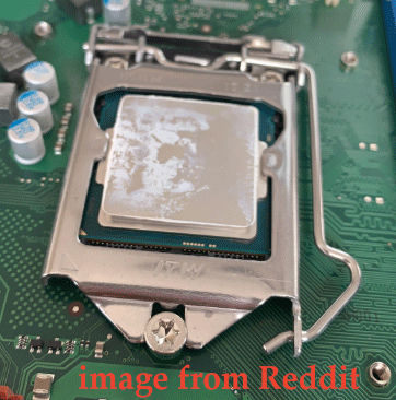   pulire la vecchia pasta termica sulla CPU