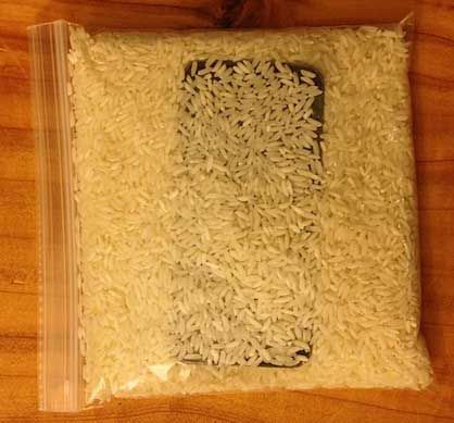 Legen Sie das iPhone in einen Reisbeutel